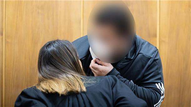 Lebenslange Haft für Mord an Ehepaar in Wennigsen Der Angeklagte (r) spricht vor Prozessbeginn mit seiner Rechtsanwältin (l).