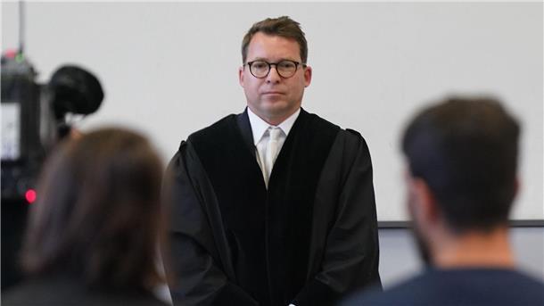 Flughafen-Geiselnehmer zu zwölf Jahren Haft verurteilt Der Angeklagte (r) und Torsten Schwarz (M), Vorsitzender Richter am Landgericht zu Beginn des Prozesses Ende April. Der Flughafen-Geiselnehmer wurde zu zwölf Jahren Haft verurteilt.