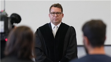 Der Angeklagte (r) und Torsten Schwarz (M), Vorsitzender Richter am Landgericht zu Beginn des Prozesses Ende April. Der Flughafen-Geiselnehmer wurde zu zwölf Jahren Haft verurteilt.