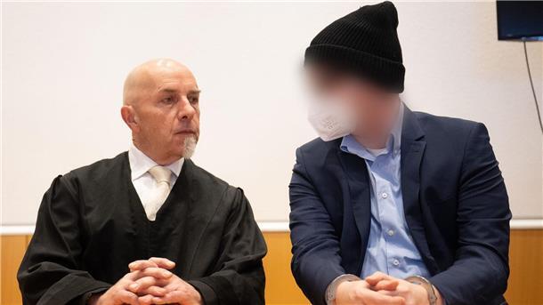 Ex-Grundschulleiter wegen Kindesmissbrauchs vor Gericht Der Angeklagte (r) vor Prozessbeginn im Landgericht Fulda neben seinem Verteidiger.