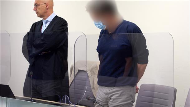 Der Angeklagte (rechts) im Gerichtssal neben seinem Verteidiger.