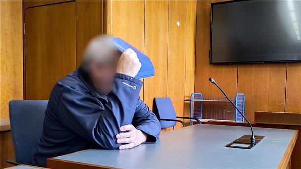 Der Angeklagte sitzt im Amtsgericht auf der Anklagebank.