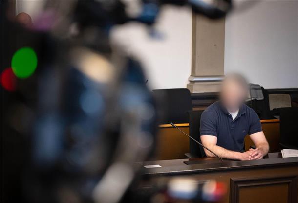 Der Angeklagte sitzt im Gerichtssaal vom Landgericht Verden. Der Mann soll vier Menschen aus dem Umfeld seiner damaligen Ehefrau erschossen haben.