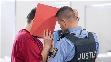 Der Angeklagte soll die 14-Jährige in einem Waldstück bei Langgöns im Landkreis Gießen versucht haben, zu vergewaltigen und soll sie schließlich erwürgt habe.