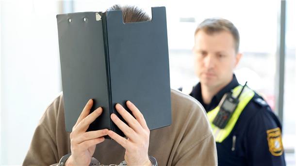 Mann springt wohl unter Zwang in Main: Angeklagter schweigt Der Angeklagte soll seinen Bekannten aus Rache zu einem tödlichen Sprung von einer Mainrücke gezwungen haben.