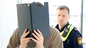 Der Angeklagte soll seinen Bekannten aus Rache zu einem tödlichen Sprung von einer Mainrücke gezwungen haben.