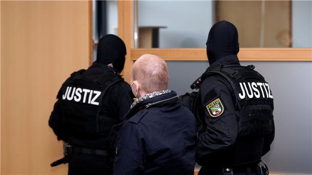 Der Angeklagte wird aus dem Gerichtssaal in Magdeburg geführt.