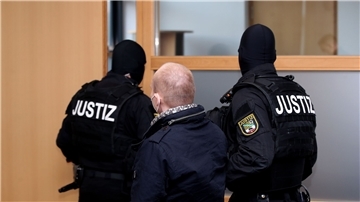 Der Angeklagte wird aus dem Gerichtssaal in Magdeburg geführt.