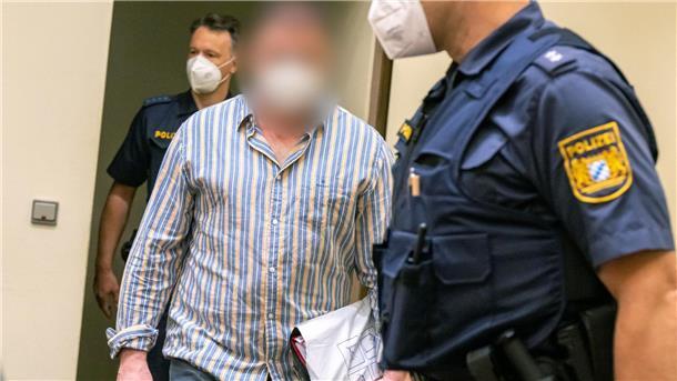 Geplanter Mord an Regierungskritiker - Zehn Jahre Haft Der Angeklagte wird von der Polizei in den Gerichtssaal geführt.