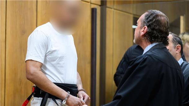 Der Angeklagte wurde mit Hand- und Fußfesseln in den Gerichtssaal gebracht. 