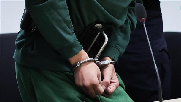 Lebenslange Haft für tödliche Messerattacke im Zug Der Angklagte Ibrahim A. ist zu einer lebenslangen Freiheitsstrafe verurteilt worden.