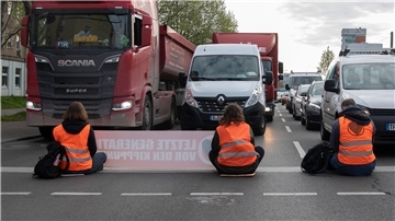 Der anhaltende Protest von Klima-Demonstranten in Berlin führt zu Hunderten Anzeigen.
