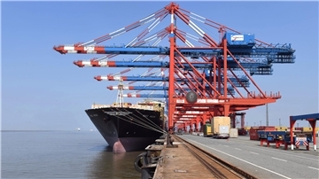 Schiff unter Containerbrücken