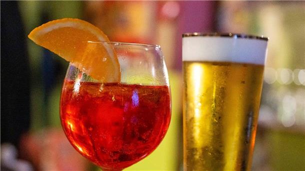 Der Aperol Spritz und das alkoholfreie Bier wird man in diesem Sommer sicherlich häufiger in Biergärten und Café-Terrassen sehen.