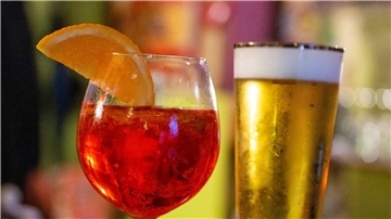 Der Aperol Spritz und das alkoholfreie Bier wird man in diesem Sommer sicherlich häufiger in Biergärten und Café-Terrassen sehen.