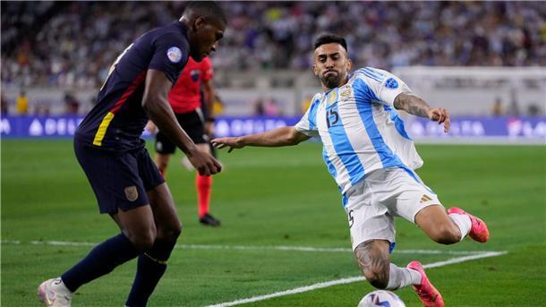 Der Argentinier Nicolas Gonzalez (r) im Zweikampf mit Carlos Gruezo aus Ecuador.