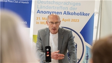 Der Arzt und Suchtmediziner Markus Backmund bei der Pressekonferenz zum 70-jährigen Bestehen der Anonymen Alkoholiker (AA).