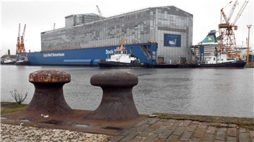 Zwei Schlepper verholen ein Dock der Lloyd Werft in Bremerhaven. 