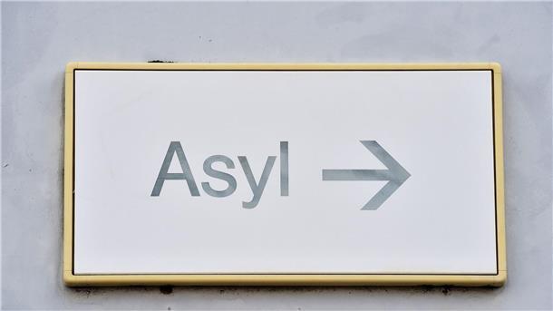Mehrheit hält Asylpolitik-Beschlüsse für wenig wirksam Der Aspekt Migration treibt die Bürger weiter um: Mit 52 Prozent bezeichnet eine Mehrheit Themen, die in diesem Zusammenhang stehen, in der Umfrage als die derzeit wichtigsten politischen Probleme in Deutschland.