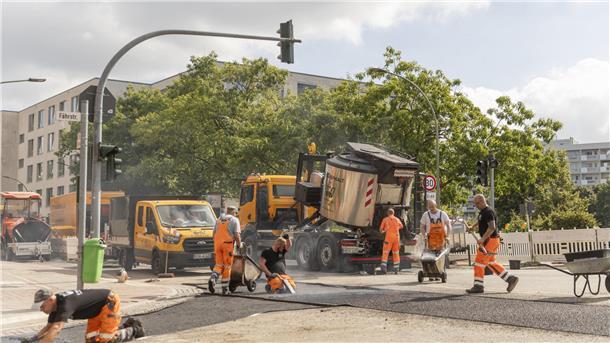 Der Asphalt wird aufgebracht.