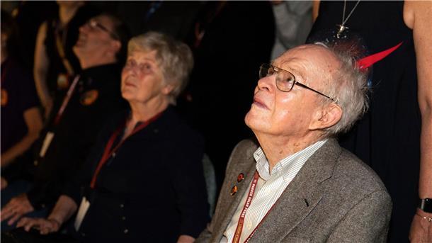Der Astrophysiker Eugene Parker (r) beobachtete 2018 den Start der nach ihm benannten Raumsonde. (Archivbild) 