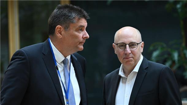 Verfassungsschutz warnt vor Naivität im Umgang mit China Der ASW-Vorstandsvorsitzende Alexander Borgschulze (l) und BfV-Vize Sinan Selen bei der Tagung in Berlin.
