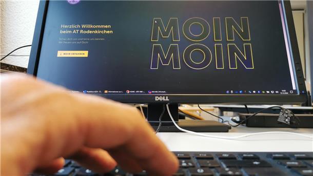 Der ATR-Vorsitzende Alexander Knupp berichtet während der Hauptversammlung unter anderem davon, dass die Homepage des Vereins aktualisiert wurde.