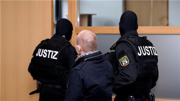 Halle-Attentäter nach Geiselnahme nun in Bayern inhaftiert Der Attentäter von Halle wurde im Dezember 2020 zu lebenslanger Haft und anschließender Sicherungsverwahrung verurteilt.