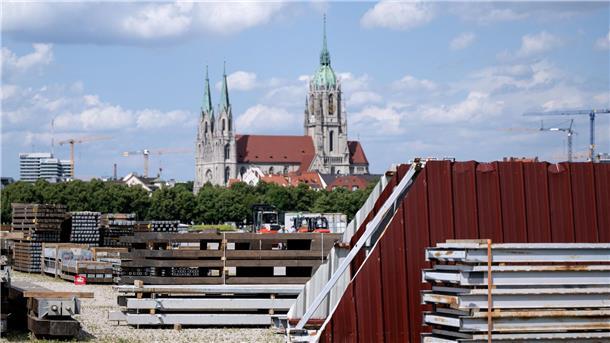Neuerung auf der Wiesn: Kostenloses Wasser? Der Aufbau zur diesjährigen Wiesn läuft bereits.