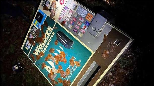Der aufgebrochene Zigarettenautomat, der in einem Waldstück bei Deinstedt gefunden wurde.