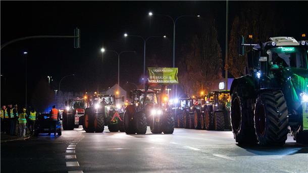 Bauernproteste: Mehr als 2000 demonstrieren in Aurich - Scholz: „Galgen sind keine Arguemente“ Der Aufmarsch der Landwirte ist schon beeindruckend.