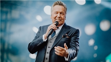 Roland Kaiser mit Mikrofon auf der Bühne