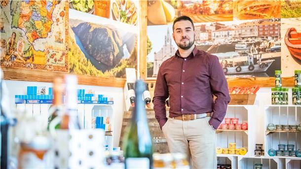 Der aus Galizien stammende José Francisco Iglesias Carbajales ist erst seit kurzem Bremerhavener und hat im Dezember in der Langener Landstraße ein spanisches Feinkostgeschäft eröffnet.
