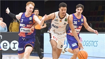 Der Ausfall von Jarelle Reischel (Mitte) ist ein Schlag für die Eisbären. Mit 15,9 Punkten im Schnitt ist der 31-Jährige eine der schärfsten Offensivwaffen in der Mannschaft von Trainer Steven Key.