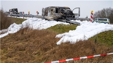 Der ausgebrannte Geldtransporter am 2. März an der Anschlussstelle Gützkow.
