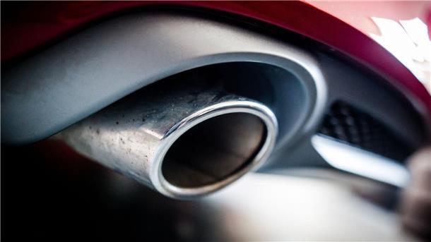 EU beschließt endgültig weitgehendes Verbrenner-Aus Der Auspuff eines Autos mit Dieselmotor.