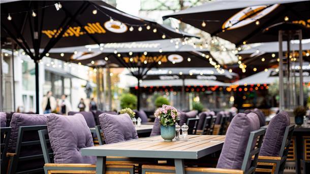 Gastronomen hoffen auf anziehende Weihnachtsbuchungen Der Außenbereich eines Restaurants.