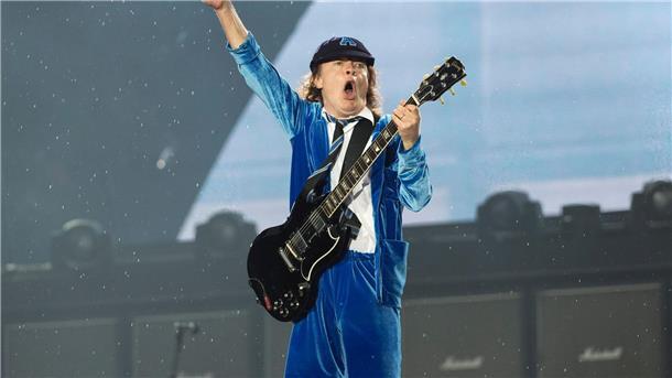 Zurück auf „Highway To Hell“: AC/DC im Sommer in Hannover Der australische Gitarrist Angus Young von der australischen Hardrock-Band AC/DC tritt auf.