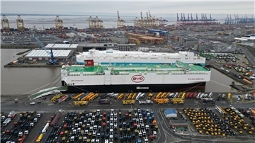 Der Autofrachter „BYD Explorer No.1“ liegt mit 3000 Neuwagen an Bord in Bremerhaven. Der Frachter ist vom chinesischen Shenzen nach Europa gekommen.