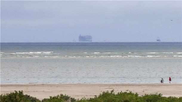 Autofrachter sollte möglichst schnell einen Hafen anlaufen Der Autofrachter „Fremantle Highway“ ist vom Strand der niederländischen Insel Schiermonnikoog aus am Horizont zu sehen.