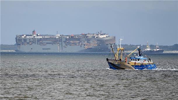 Der Autofrachter „Fremantle Highway“ wird in den niederländischen Seehafen Eemshaven geschleppt.