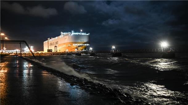 Der Autofrachter „Grande Texas“ liegt bei starken Seegang und Wind am Außenanleger im Hafen von Emden.