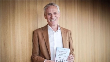 Der Autor Ewald Frie hat den Deutschen Sachbuchpreis 2023 erhalten. Am Sonntag liest er bei der Kempowski-Stiftung. 