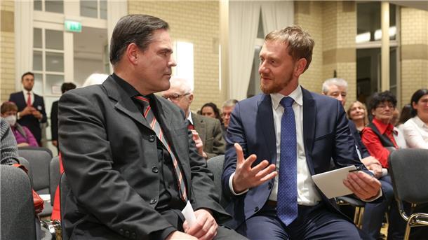 Der Autor Uwe Tellkamp (l) und Sachsens Ministerpräsident Michael Kretschmer bei der Lesung in Berlin.