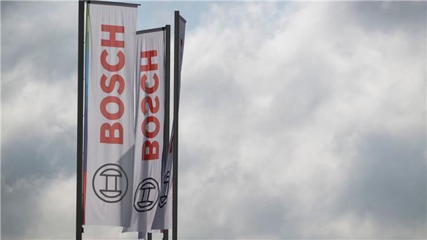 Bosch streicht etwas weniger Stellen im Software-Bereich Der Autozulieferer Bosch muss sparen - und baut deshalb auch Stellen ab. (Archivbild)