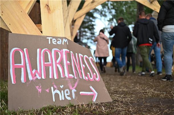 Insider-Tipps für das Deichbrand-Festival 2024: So holt ihr das Maximum raus! Ein Schild zum Awarness Team.
