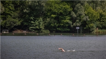 Der Badesee Plüderhausen (Baden-Württemberg) lädt zum Schwimmen ein.