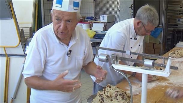 TV-Tipp heute: Hefe, Hanse und Rosinen - NDR, 1.55 Uhr Ein Bäcker steht am Tisch und wiegt Teig ab.