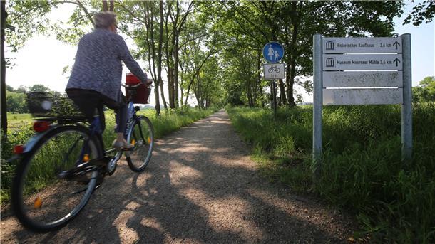 Der Bahndamm ist mit Leadermitteln ausgebaut worden.
