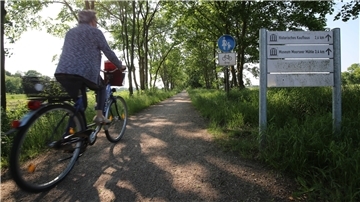Der Bahndamm ist mit Leadermitteln ausgebaut worden.